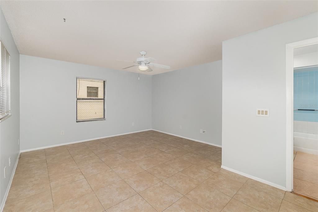 Empty room, Interior