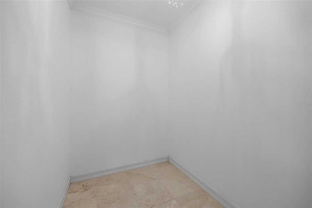 Empty room, Interior