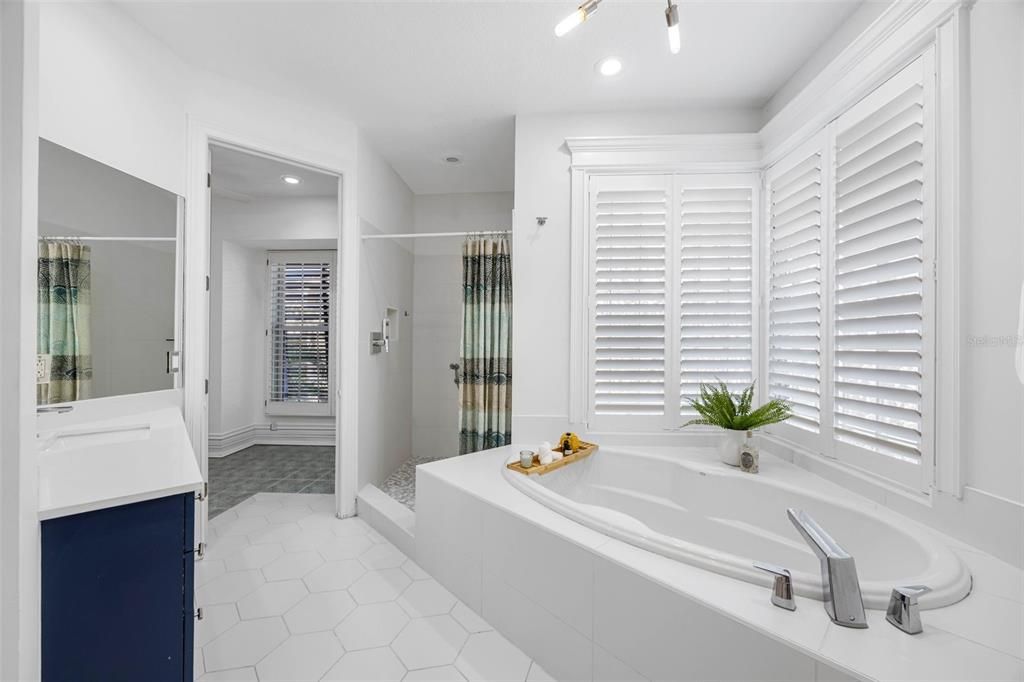 Bathroom, Interior, Recessed Lighting