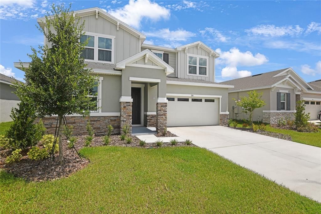 Attached, Exterior, Facade, American Craftsman