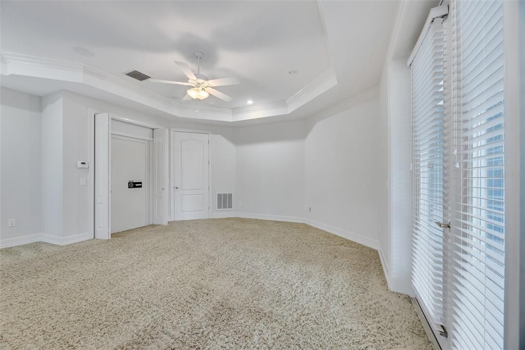 Empty room, Interior, Recessed Lighting