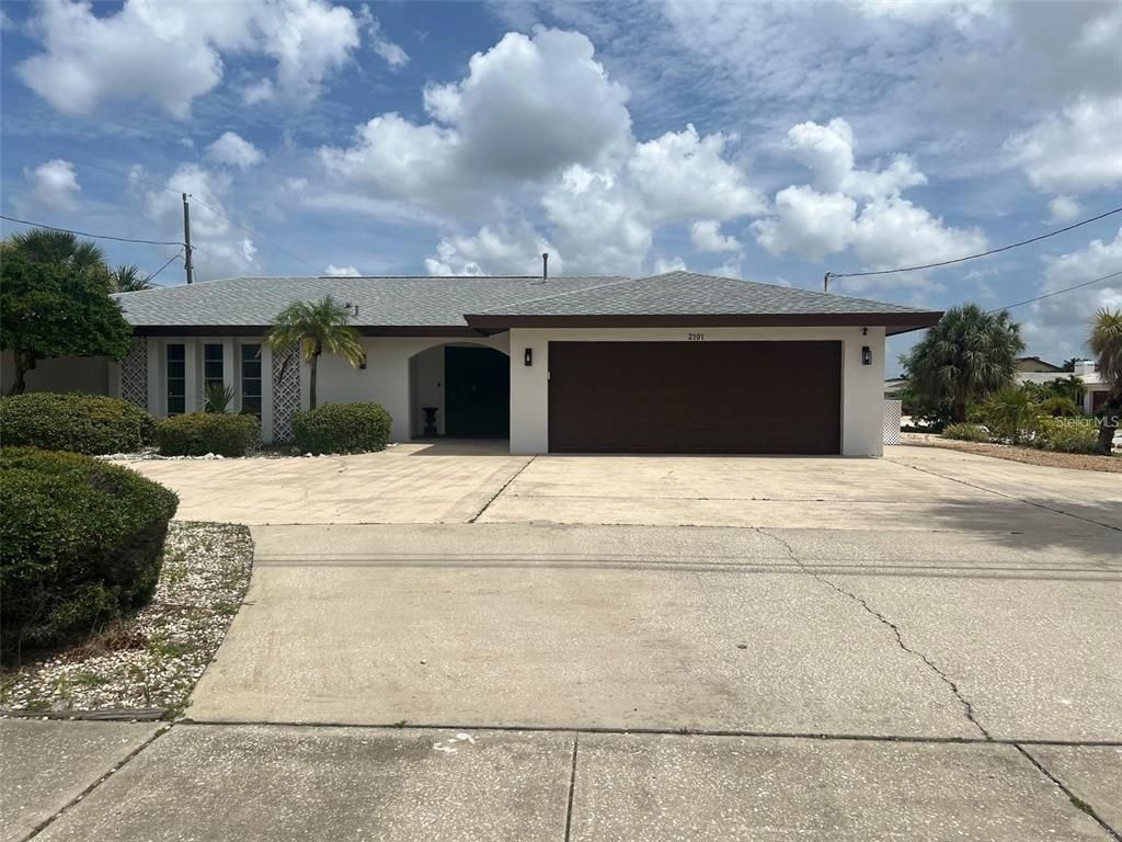 Attached, Exterior, Facade, Ranch