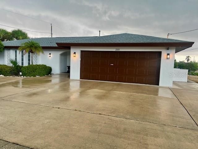 Attached, Exterior, Facade, Ranch