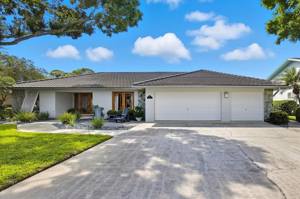 Attached, Exterior, Facade, Ranch