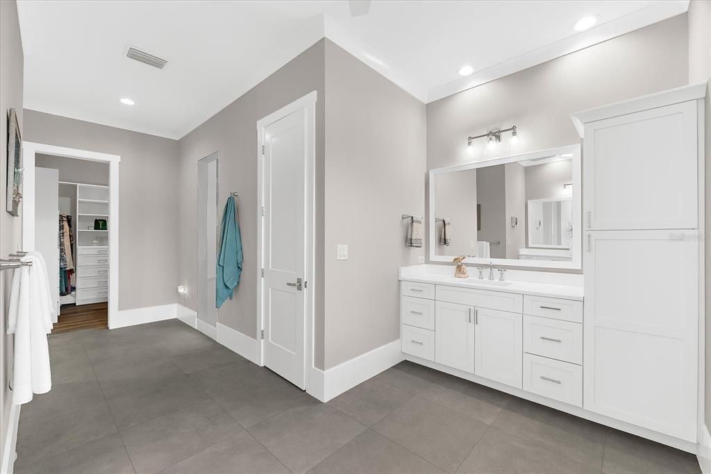 Bathroom, Dual Sink Vanities, Interior, Recessed Lighting