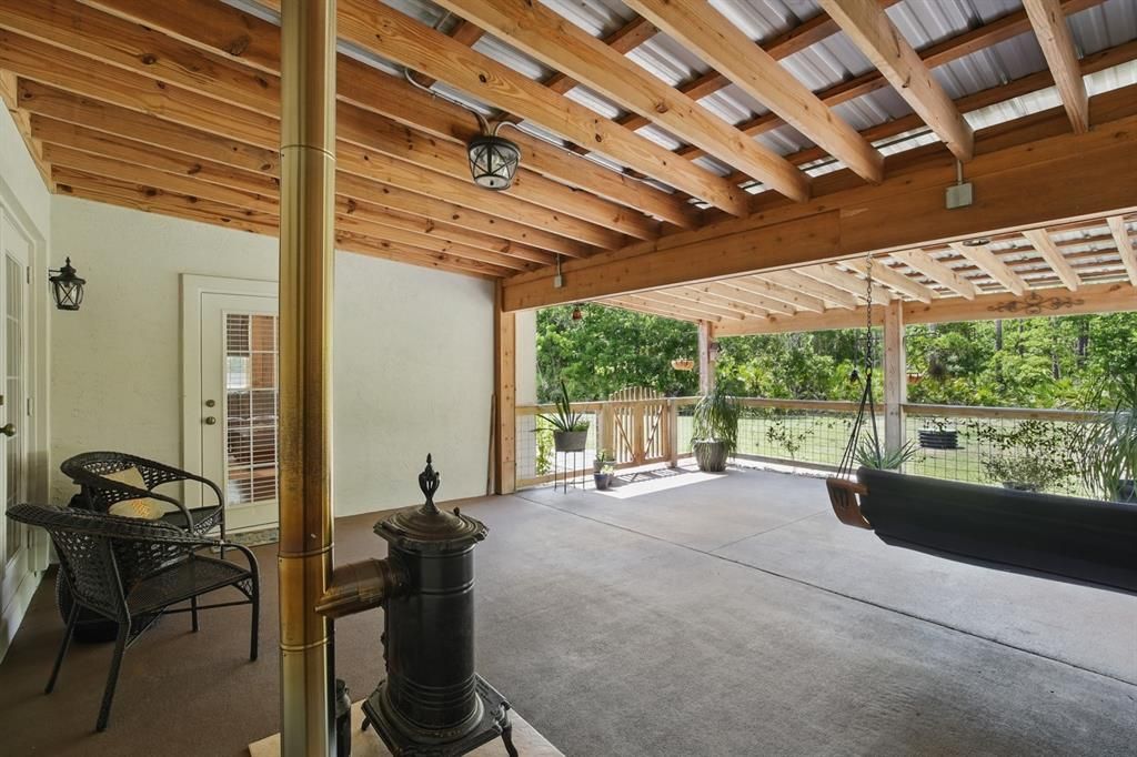 Exterior, Wooden Beams