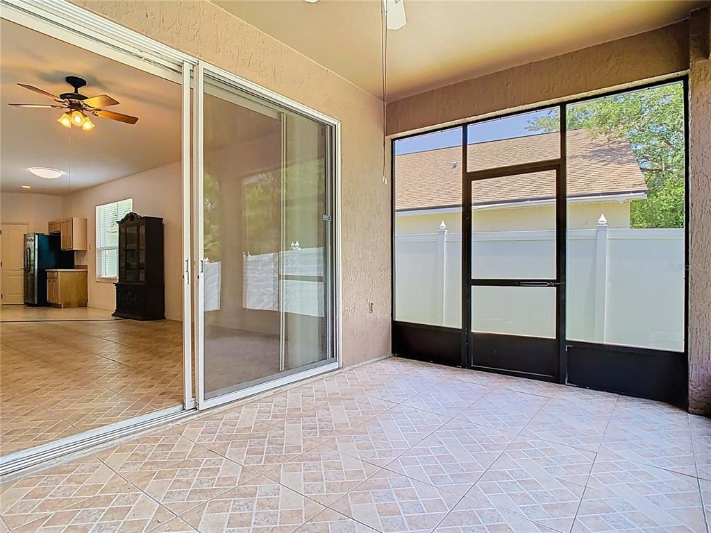 Empty room, Interior