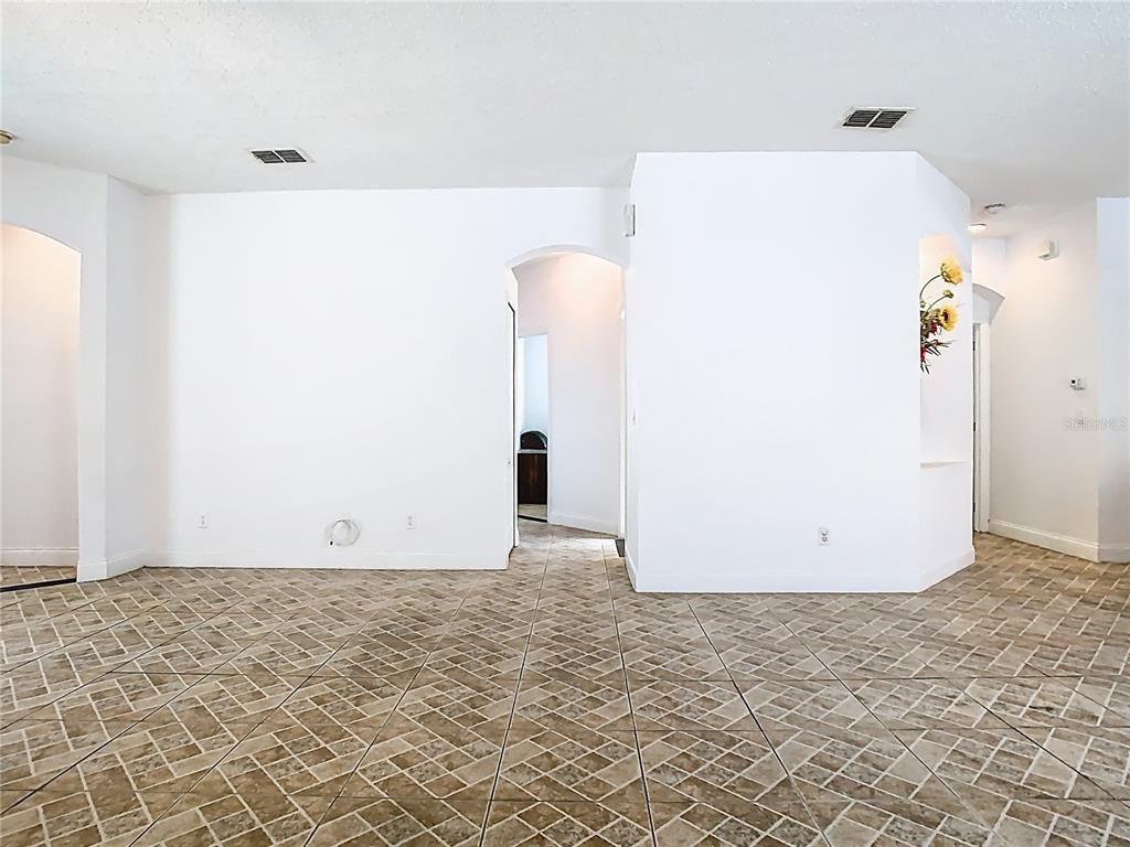Empty room, Interior