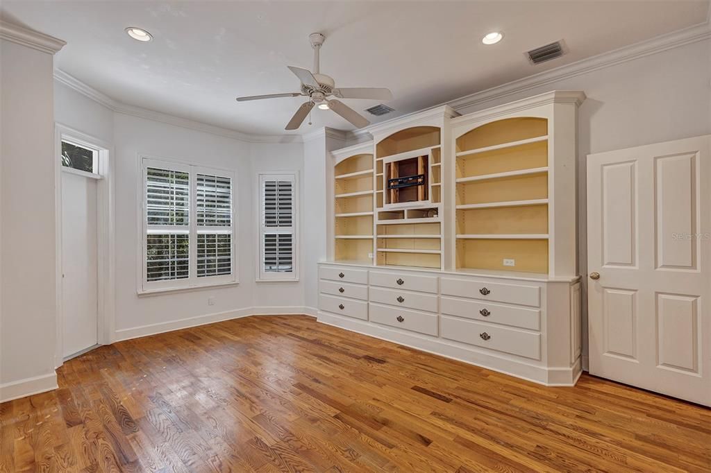 Empty room, Interior, Recessed Lighting, Walk-in Closets, Wood Texture Flooring