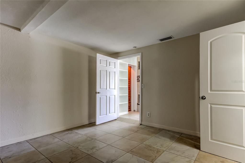 Empty room, Interior