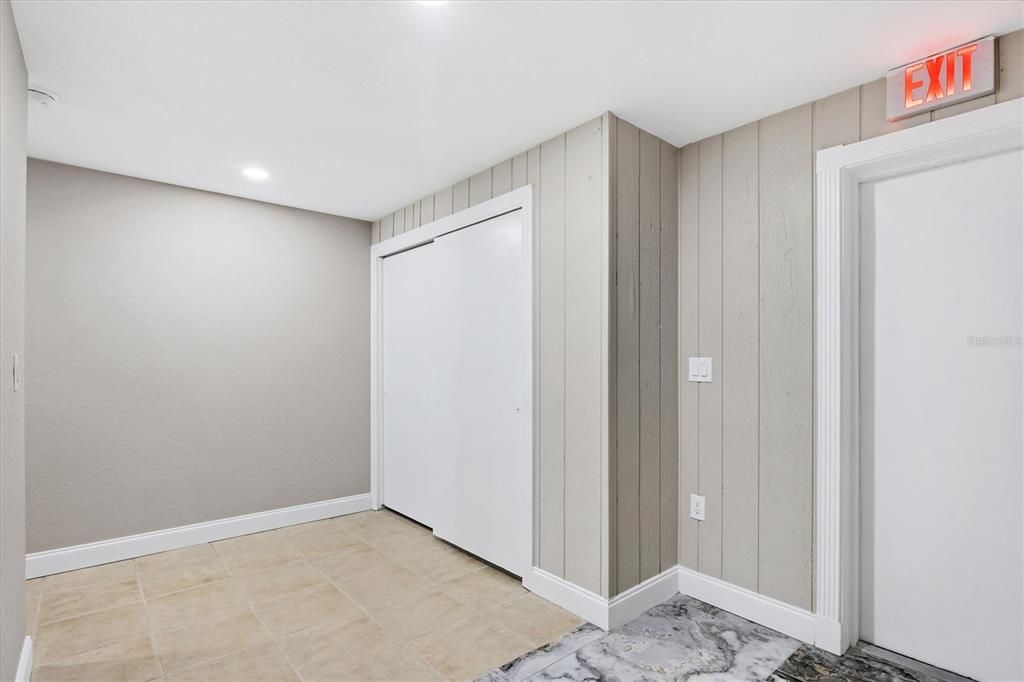 Empty room, Interior, Recessed Lighting