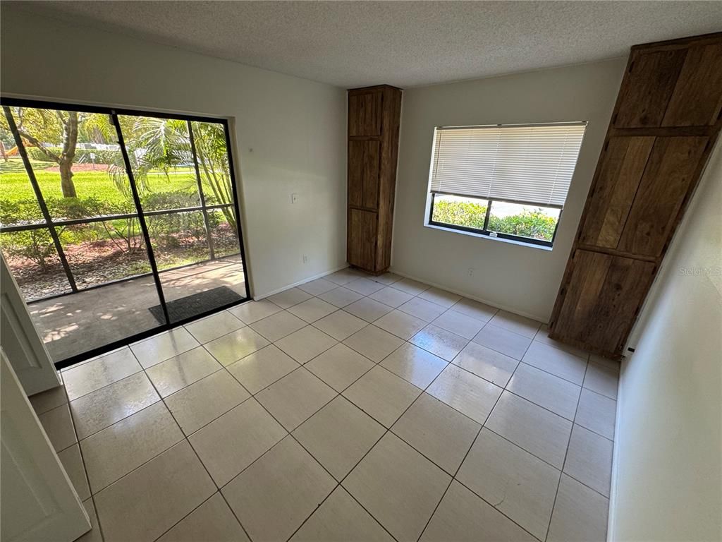 Empty room, Interior