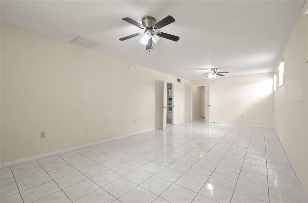 Empty room, Interior