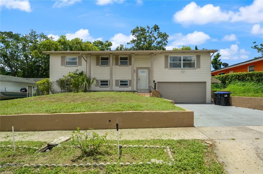 Attached, Exterior, Facade, Raised Ranch