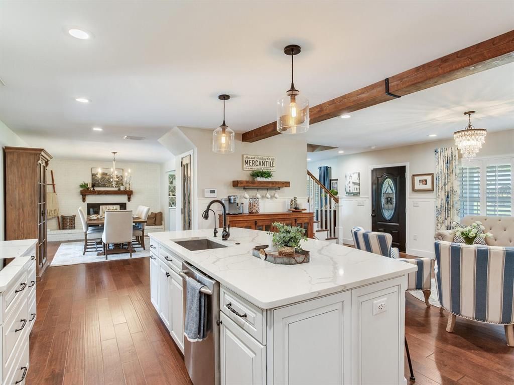 Chandelier, Dining room, Interior, Kitchen, Pendant Lights, Recessed Lighting, Wood Texture Flooring