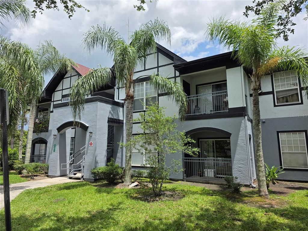 Exterior, Facade, Modern