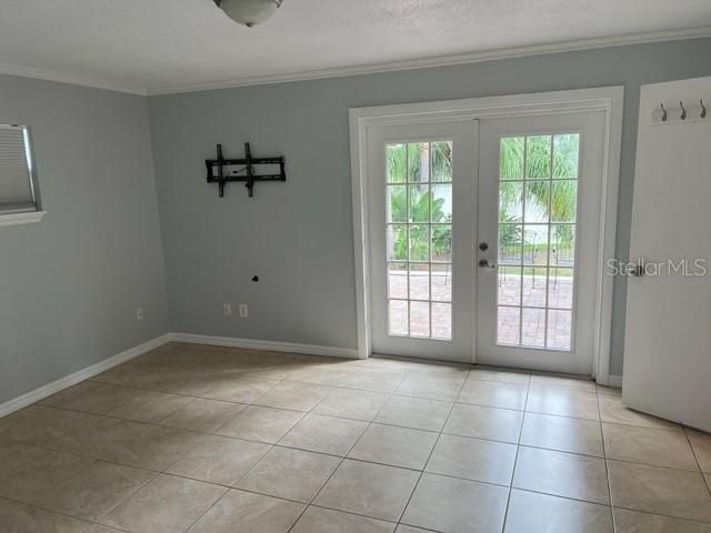 Empty room, Interior