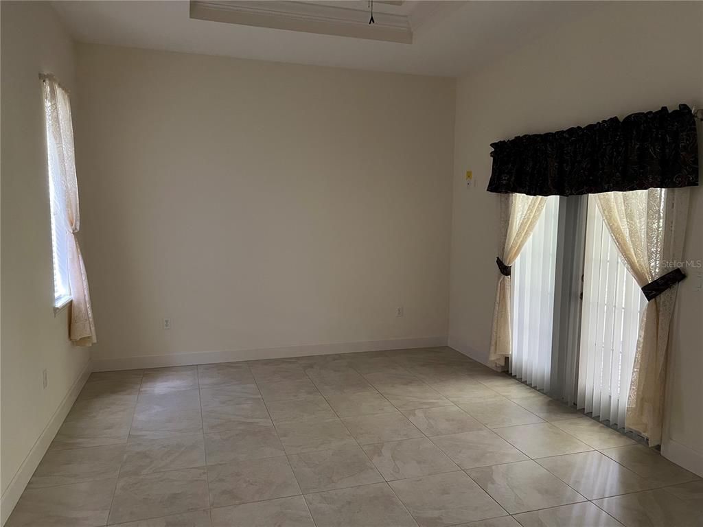 Empty room, Interior