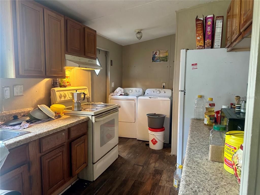 Interior, Washer, Wood Texture Flooring