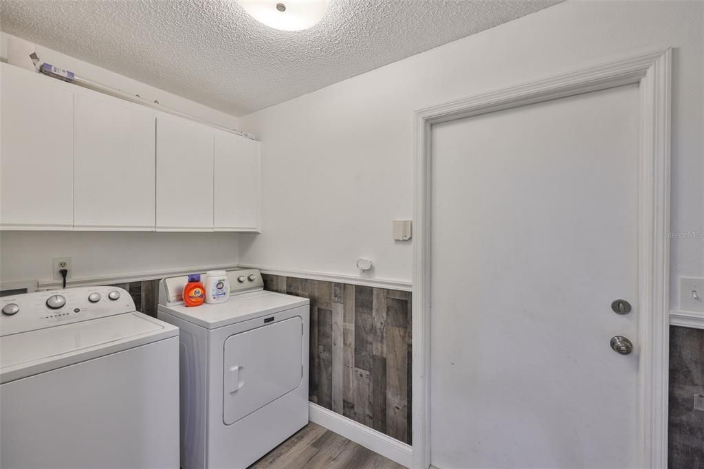 Interior, Washer, Wood Texture Flooring