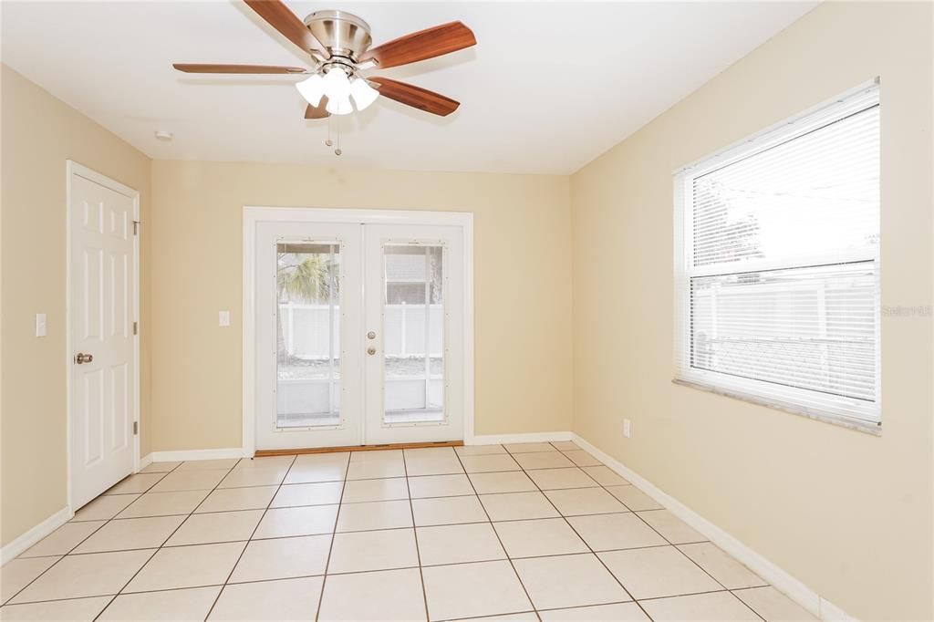 Empty room, Interior