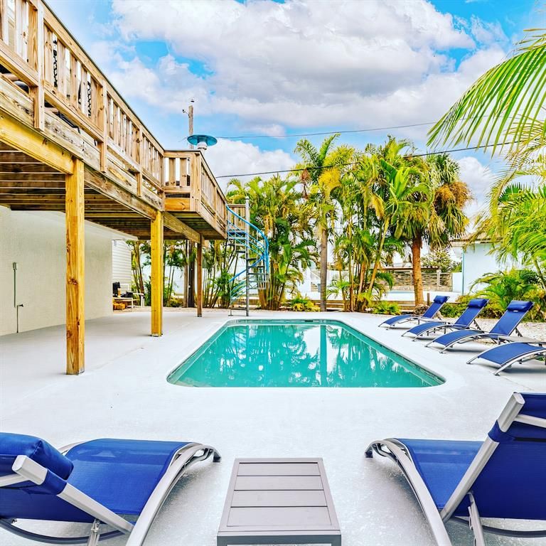 Exterior, Pool