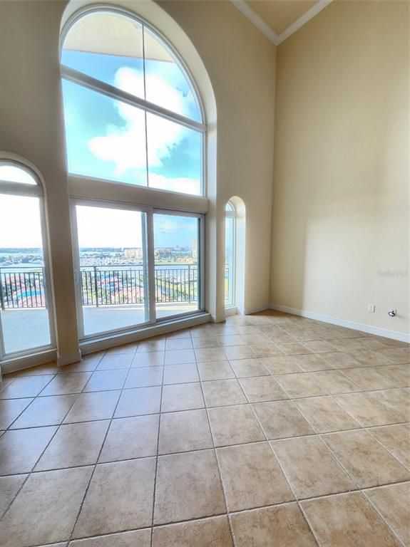 Empty room, Interior