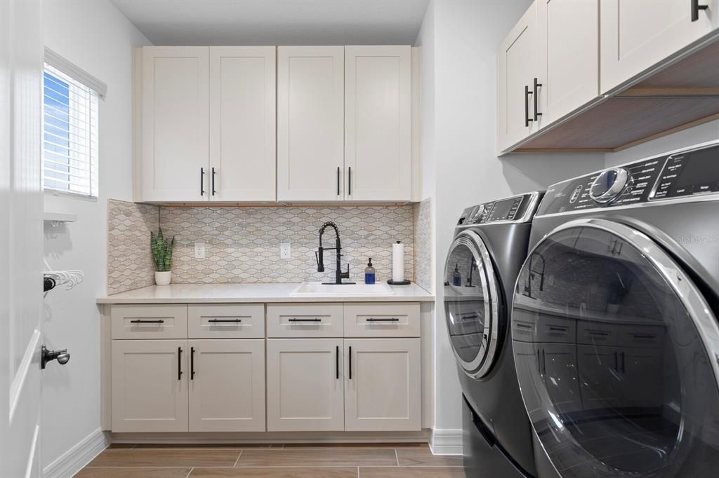 Interior, Washer, Wood Texture Flooring