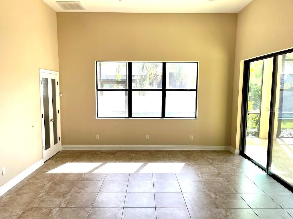 Empty room, Interior