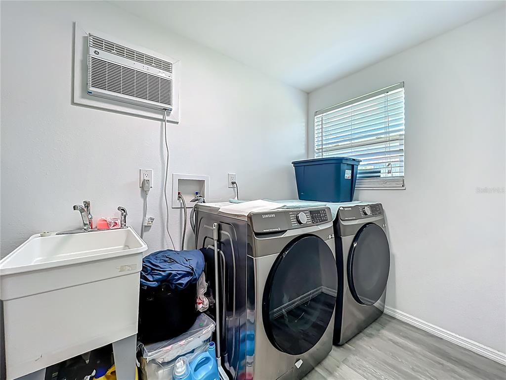 Interior, Washer, Wood Texture Flooring