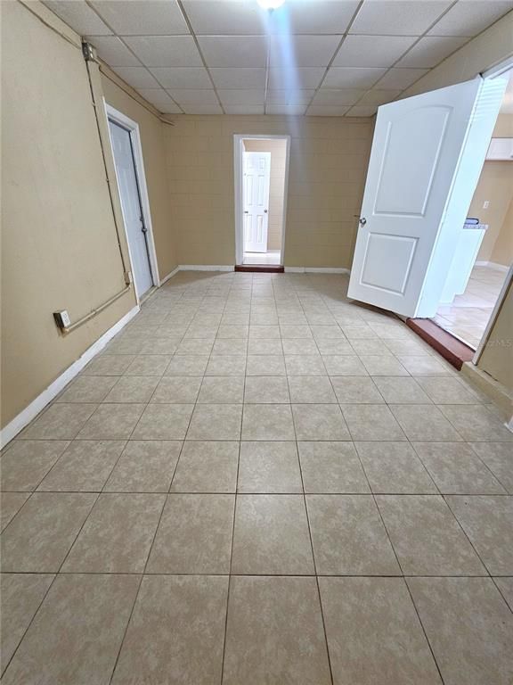 Empty room, Interior