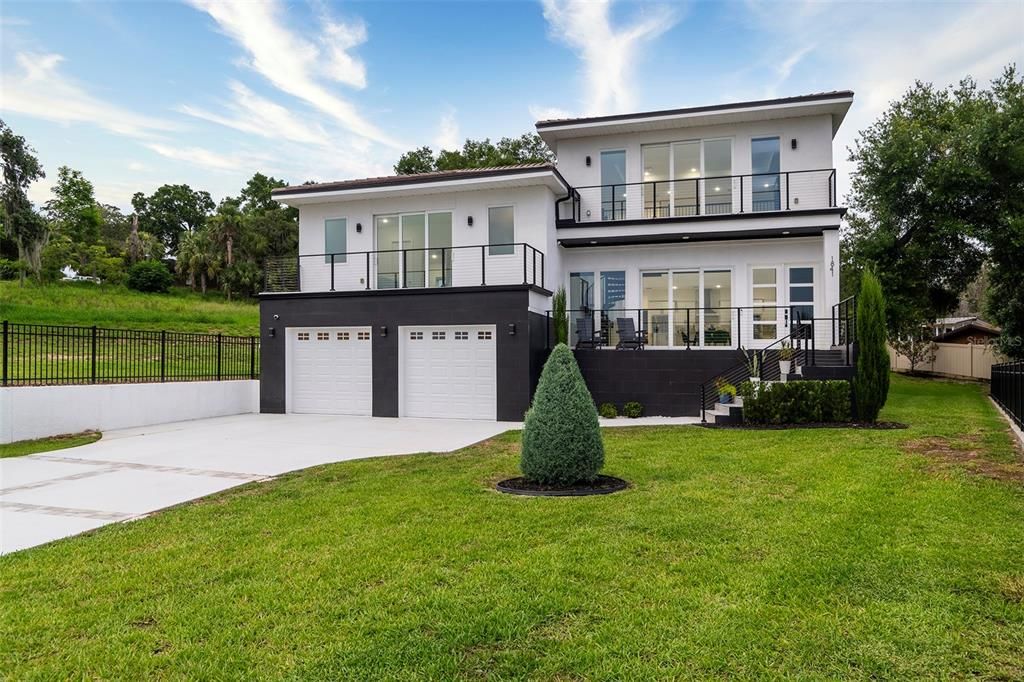 Attached, Backyard, Exterior, Facade, Modern