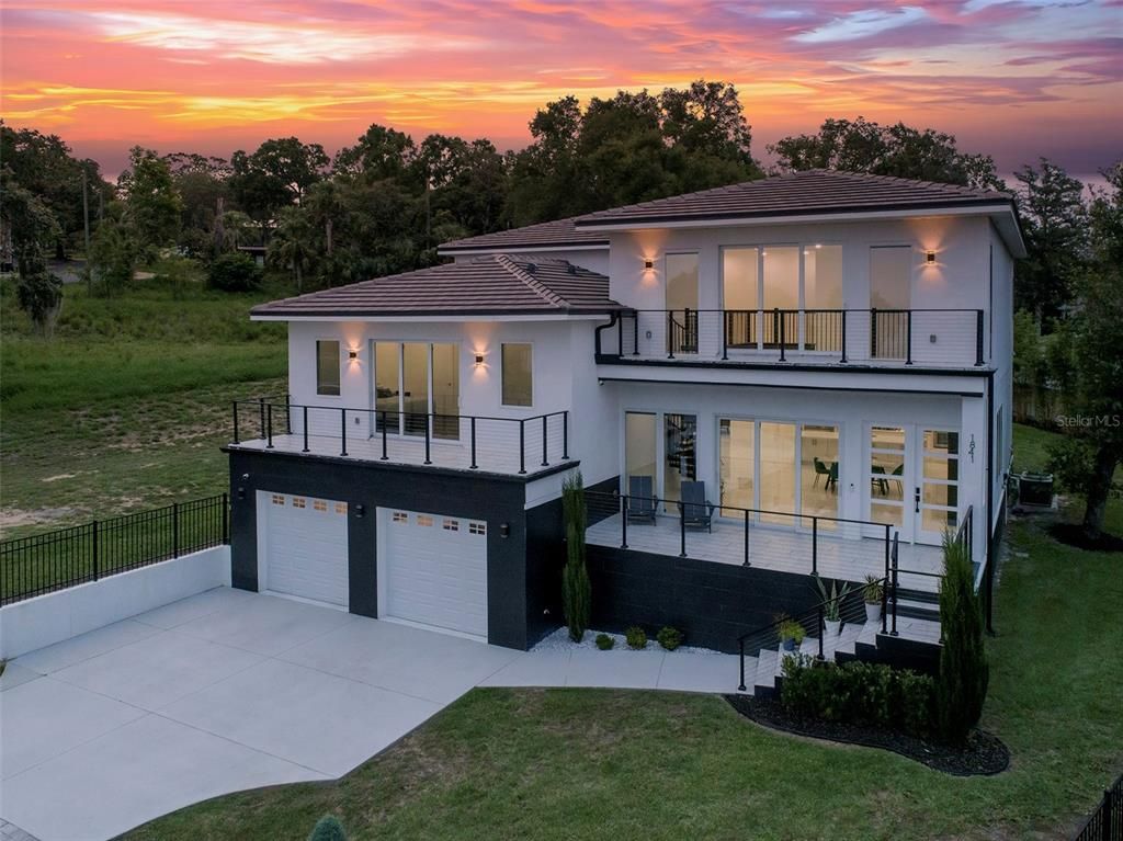 Attached, Backyard, Exterior, Facade, Modern