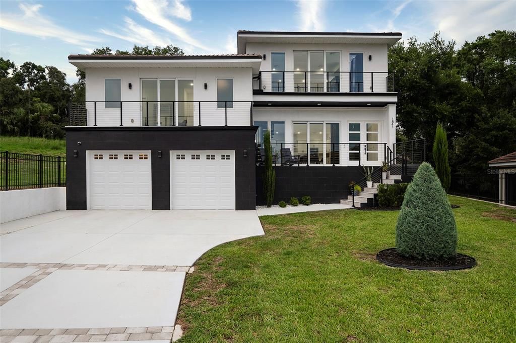 Attached, Backyard, Exterior, Facade, Modern