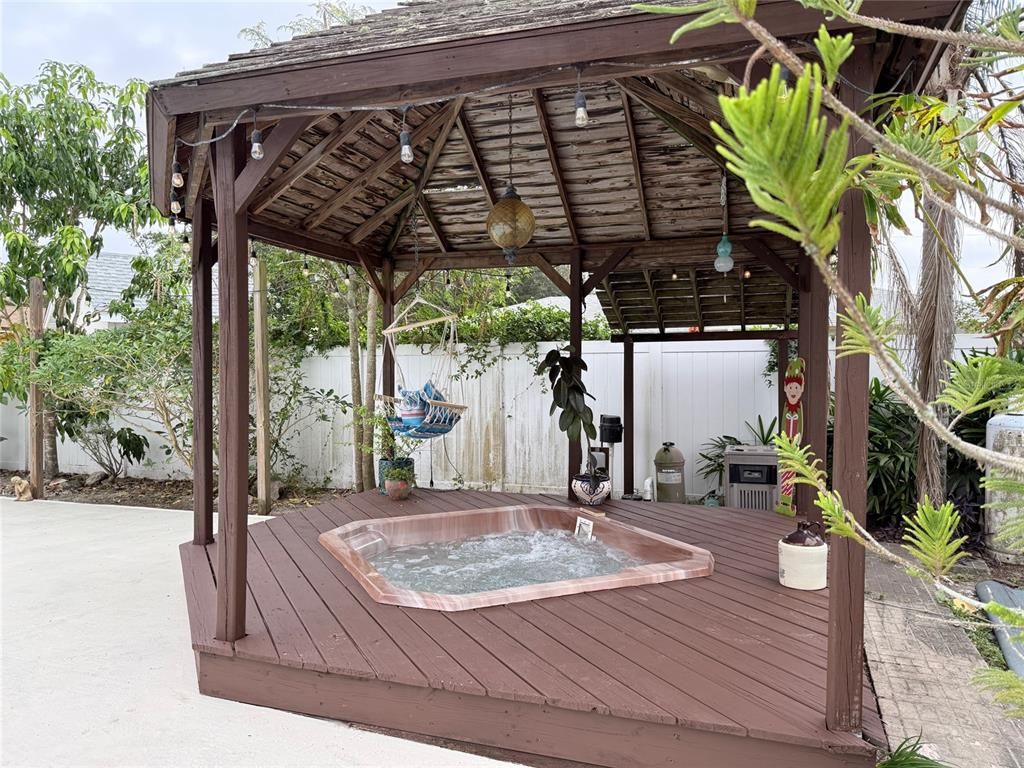 Exterior, Hot Tub