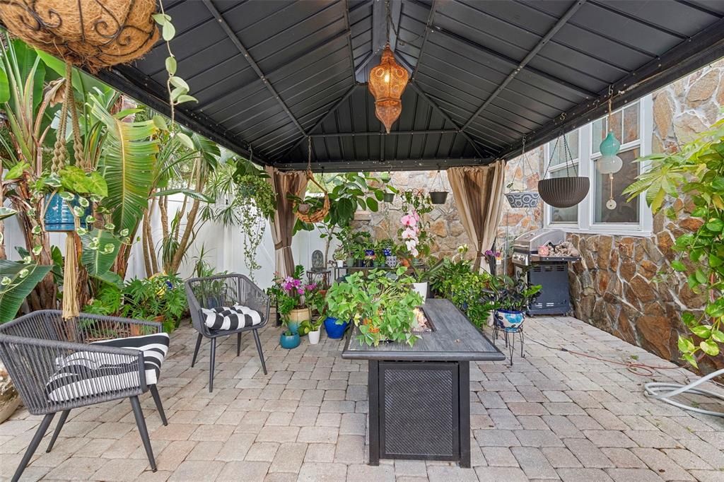 Exterior, Outdoor Kitchen