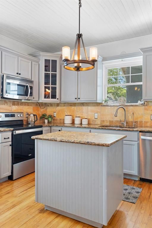 Interior, Kitchen, Pendant Lights, Wood Texture Flooring