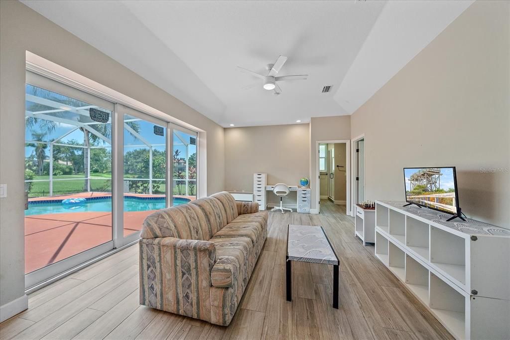 Interior, Living room, Recessed Lighting, Sun Room, Wood Texture Flooring