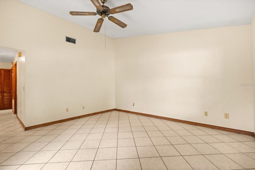 Empty room, Interior