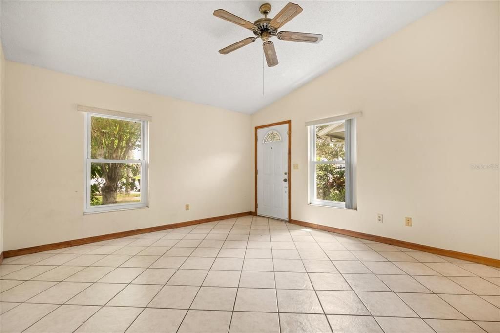 Empty room, Interior