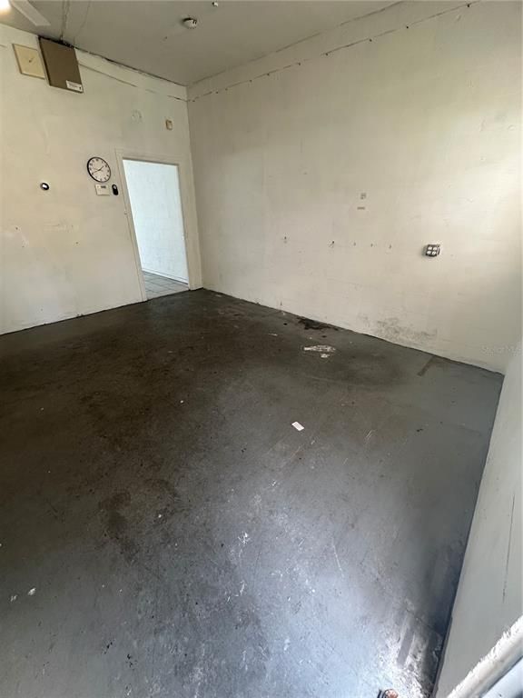 Empty room, Interior