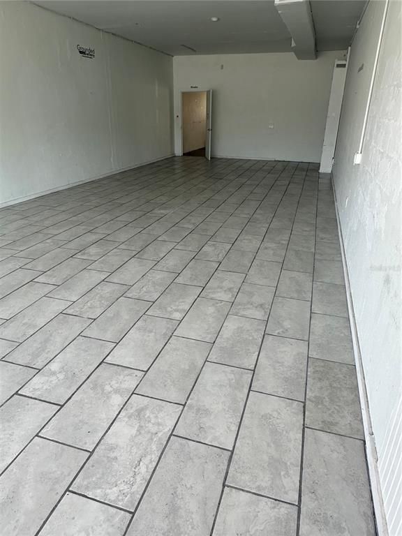 Empty room, Interior