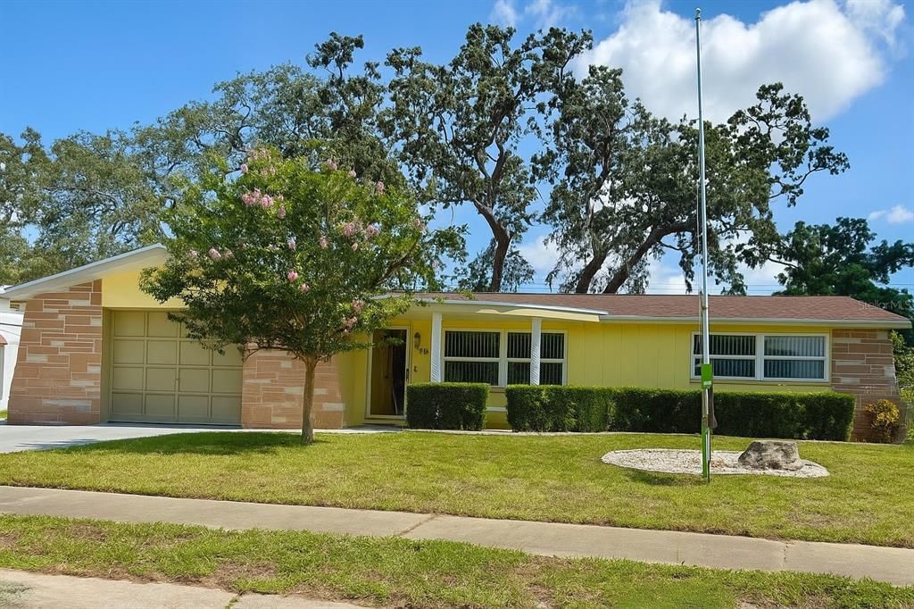 Attached, Exterior, Facade, Ranch