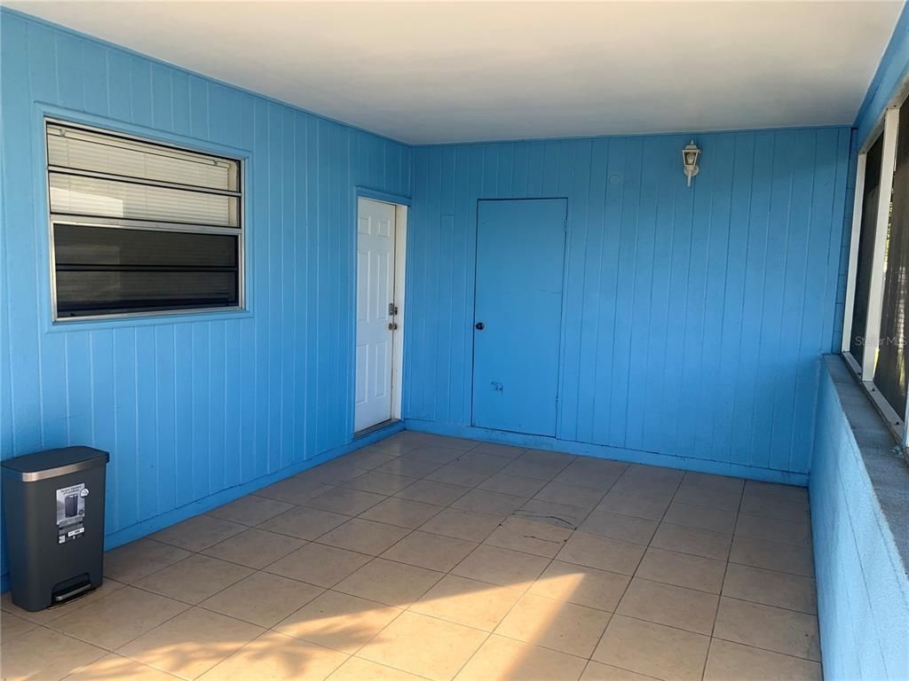 Empty room, Interior