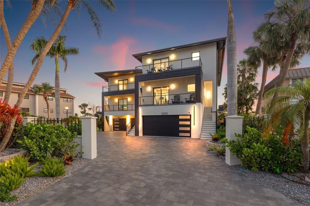 Attached, Exterior, Facade, Modern