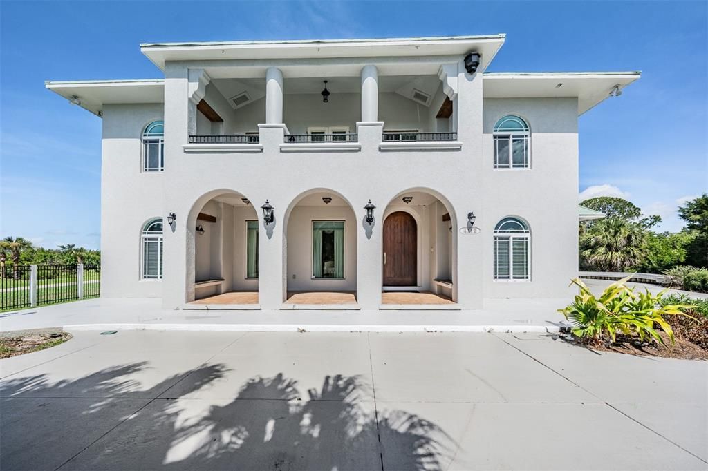 Exterior, Facade, Modern