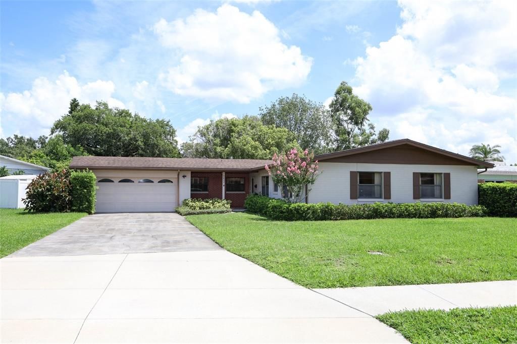 Attached, Exterior, Facade, Ranch