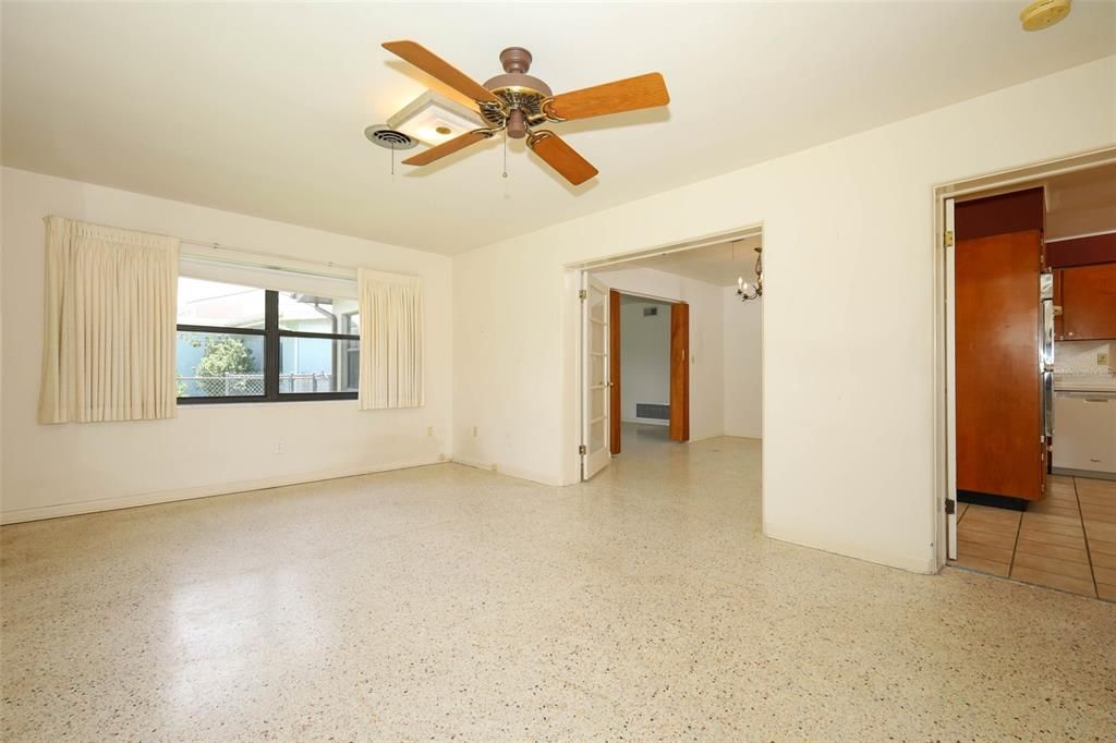 Empty room, Interior