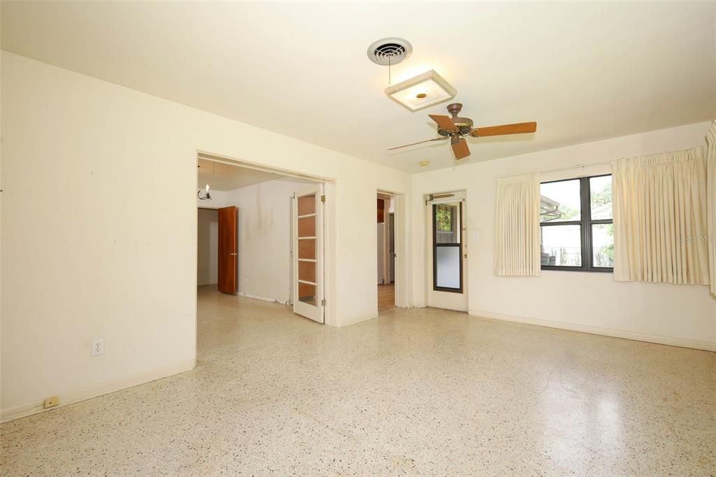 Empty room, Interior