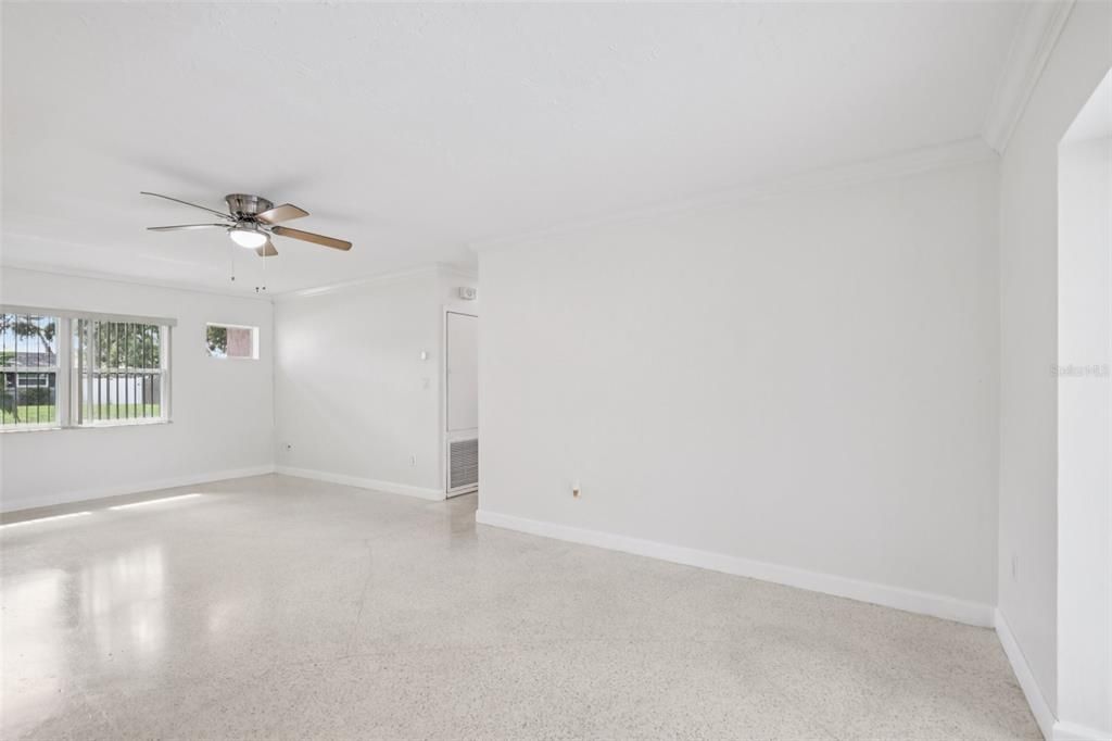 Empty room, Interior